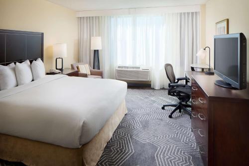 um quarto de hotel com uma cama e uma televisão de ecrã plano em DoubleTree by Hilton Los Angeles/Commerce em Commerce