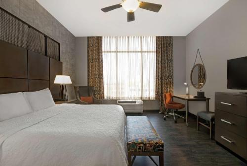 Hampton Inn and Suites Austin University Capitol Image