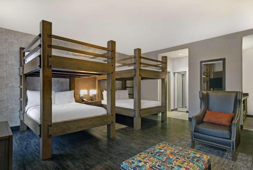 Postel nebo postele na pokoji v ubytování Hampton Inn and Suites Austin University Capitol