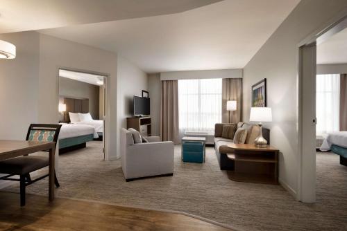 een hotelsuite met een woonkamer en een slaapkamer bij Homewood Suites By Hilton Southaven in Southaven