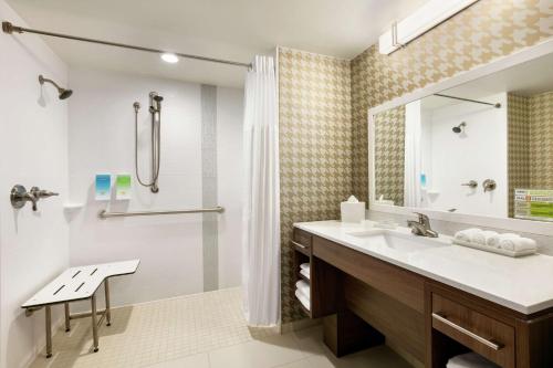 坦帕Home2 Suites By Hilton Brandon Tampa的带水槽和淋浴的浴室