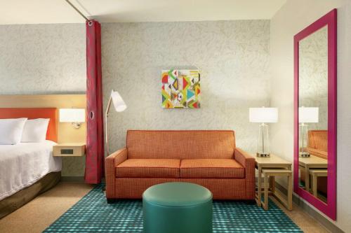 een hotelkamer met een bank en een bed bij Home2 Suites By Hilton Brandon Tampa in Tampa