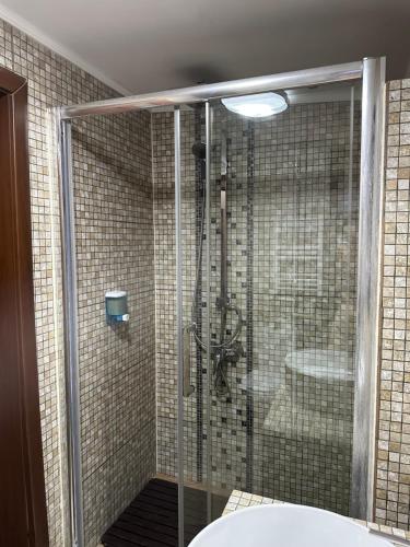 y baño con cabina de ducha y lavabo. en Home Simoni en Ploieşti
