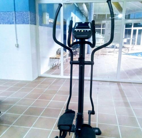 una máquina de ejercicios en una habitación con ventana en DIDI HOME STAR, en Vera