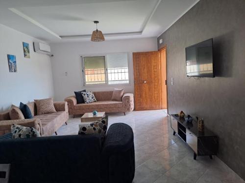 prestige في Kerkouene: غرفة معيشة مع كنب وتلفزيون بشاشة مسطحة