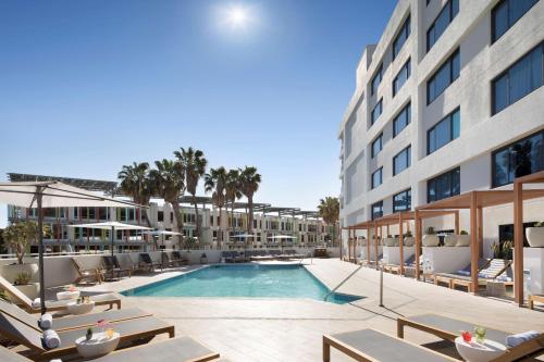 an image of a swimming pool at a hotel at Hilton Santa Monica in Los Angeles