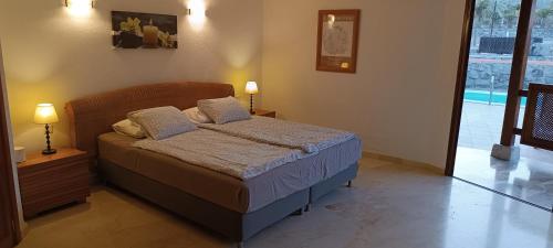 Posteľ alebo postele v izbe v ubytovaní ANFI TOPAZ VILLA TAURO GOLF & BEACH 3 bedrooms 4 bathrooms private pool