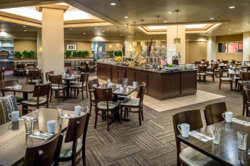 un ristorante con tavoli e sedie e un bar di DoubleTree by Hilton Portland a Portland