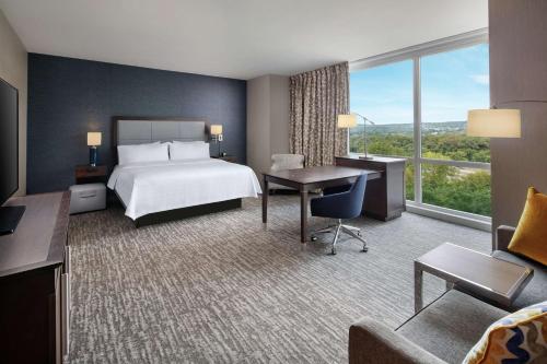 Hampton Inn & Suites Teaneck/Glenpointe في تينيك: غرفة في الفندق مع سرير ومكتب