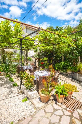 Apartments Villa Serventiにある庭