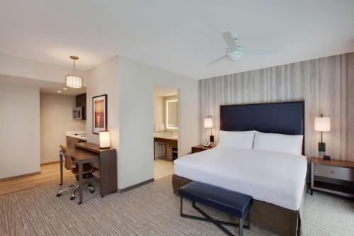 Postel nebo postele na pokoji v ubytování Homewood Suites By Hilton Louisville Downtown