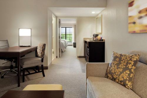 A seating area at Embassy Suites by Hilton Atlanta Alpharetta