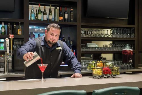 Bebidas en Embassy Suites by Hilton Atlanta Alpharetta
