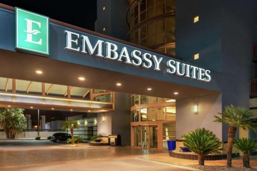 a building with a sign that reads embassy suites at Embassy Suites by Hilton Convention Center Las Vegas in Las Vegas