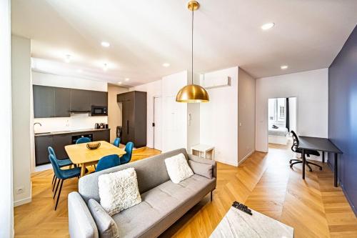 un salon et une cuisine avec un canapé et une table dans l'établissement The Little Lafargue - cozy 3 people - Gratte Ciel, à Villeurbanne