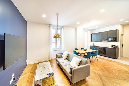 un salon avec un canapé et une table dans l'établissement The Little Lafargue - cozy 3 people - Gratte Ciel, à Villeurbanne