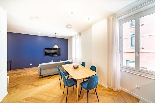 - une salle à manger avec une table, des chaises et un lit dans l'établissement The Little Lafargue - cozy 3 people - Gratte Ciel, à Villeurbanne