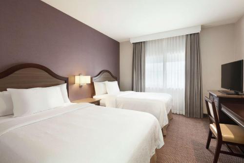 Embassy Suites by Hilton Temecula Valley Wine Country tesisinde bir odada yatak veya yataklar