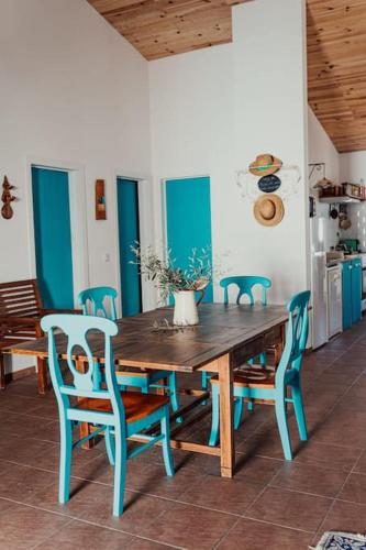 a wooden table and chairs in a kitchen at Casa Margarida in Albernoa