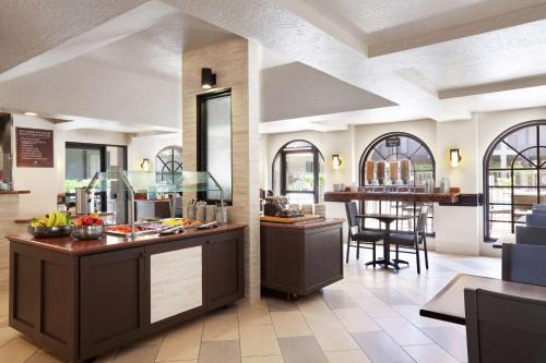 Un restaurante o sitio para comer en Embassy Suites by Hilton Lompoc Central Coast