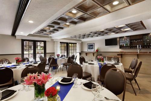 Un restaurante o sitio para comer en Embassy Suites by Hilton Lompoc Central Coast