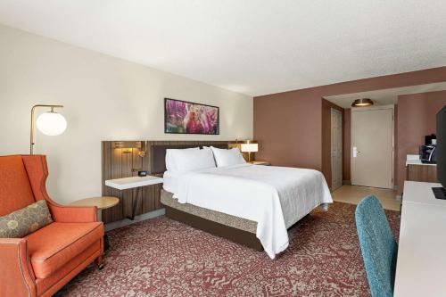 um quarto de hotel com uma cama e uma cadeira em Hilton Garden Inn Allentown Bethlehem Airport em Allentown