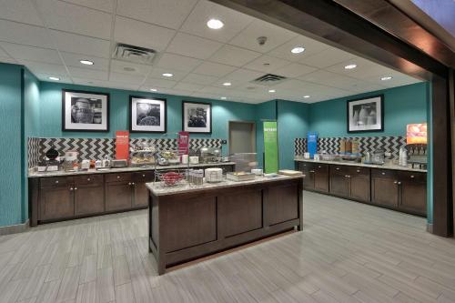 Salone o bar di Hampton Inn & Suites Albuquerque Airport