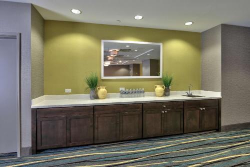 un bagno con lavandino e specchio di Hampton Inn & Suites Albuquerque Airport ad Albuquerque