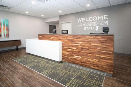 a lobby with a welcome to the garden state sign on a wall at Hampton Inn Egg Harbor Township Atlantic City in Egg Harbor Township