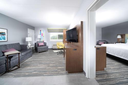 a hotel room with a bed and a tv at Hampton Inn Egg Harbor Township Atlantic City in Egg Harbor Township