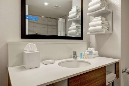 艾格港鎮的住宿－Hampton Inn Egg Harbor Township Atlantic City，浴室配有盥洗盆、镜子和毛巾