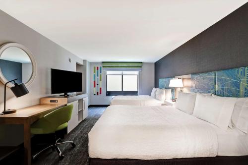 艾格港鎮的住宿－Hampton Inn Egg Harbor Township Atlantic City，酒店客房设有两张床、一张桌子和一台电视。