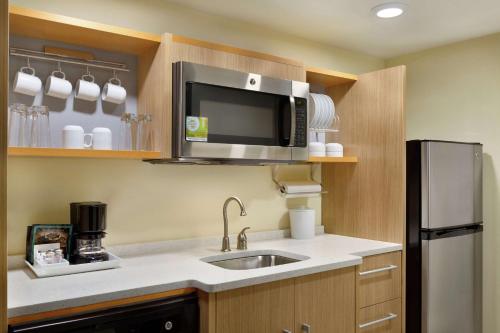 a kitchen with a sink and a microwave at Home2 Suites by Hilton Grovetown Augusta Area in Augusta