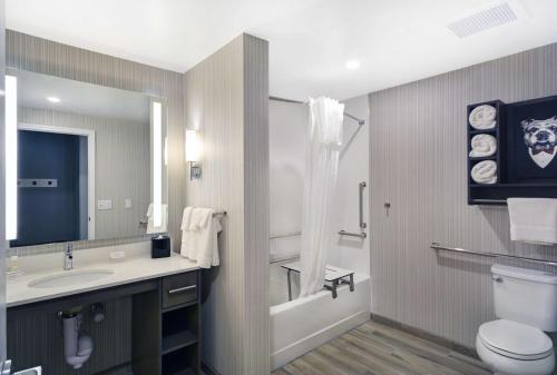 雅典的住宿－Homewood Suites by Hilton Athens Downtown University Area，浴室配有盥洗盆、卫生间和浴缸。