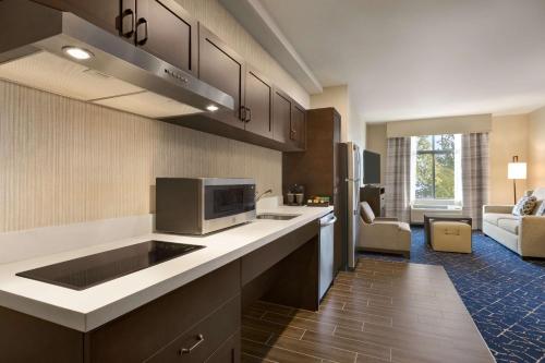 Kuchyň nebo kuchyňský kout v ubytování Homewood Suites by Hilton Albany Crossgates Mall
