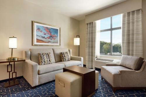 Posezení v ubytování Homewood Suites by Hilton Albany Crossgates Mall