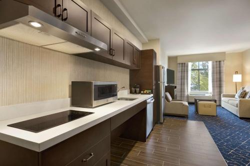 Kuchyň nebo kuchyňský kout v ubytování Homewood Suites by Hilton Albany Crossgates Mall
