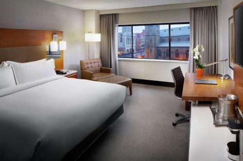 Postel nebo postele na pokoji v ubytování Hilton Albany