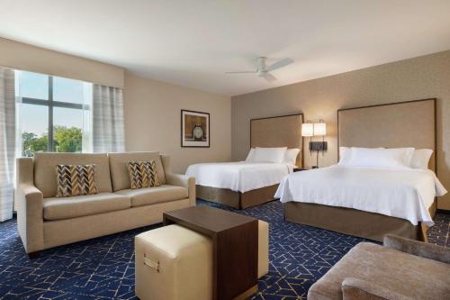 Postel nebo postele na pokoji v ubytování Homewood Suites by Hilton Albany Crossgates Mall