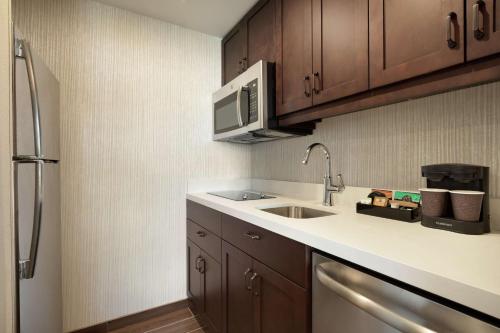 Kuchyň nebo kuchyňský kout v ubytování Homewood Suites by Hilton Albany Crossgates Mall