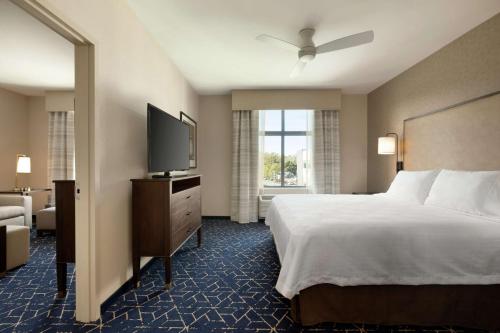 Postel nebo postele na pokoji v ubytování Homewood Suites by Hilton Albany Crossgates Mall