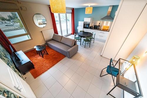 Χώρος καθιστικού στο Beautiful bright 2-room apartment with balcony and parking
