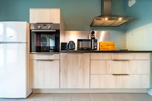 Η κουζίνα ή μικρή κουζίνα στο Beautiful bright 2-room apartment with balcony and parking
