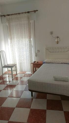 Una cama o camas en una habitación de Hostal Alboran