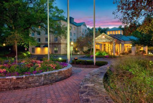 una representación del exterior de un hotel por la noche en Hilton Garden Inn Saratoga Springs, en Saratoga Springs
