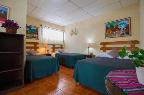 een hotelkamer met 2 bedden in een kamer bij Posada Doña Luisa in Antigua Guatemala