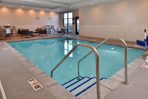 uma piscina com escadas num hotel em Hampton Inn Cedar Falls Downtown, Ia em Cedar Falls