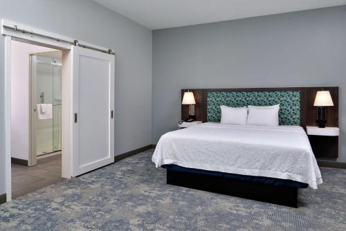 Ein Bett oder Betten in einem Zimmer der Unterkunft Hampton Inn Cedar Falls Downtown, Ia