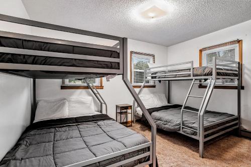 1 dormitorio con 2 literas en una habitación en Fontano Casa, en Coloma