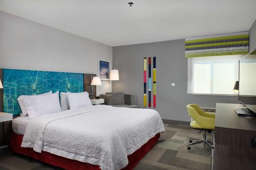 Habitación de hotel con cama, escritorio y silla en Hampton Inn Alamogordo en Alamogordo